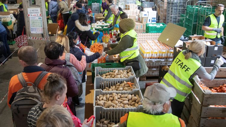 Food distribution for needy persons at the aid organisation “Essen fuer Alle” in Zurich