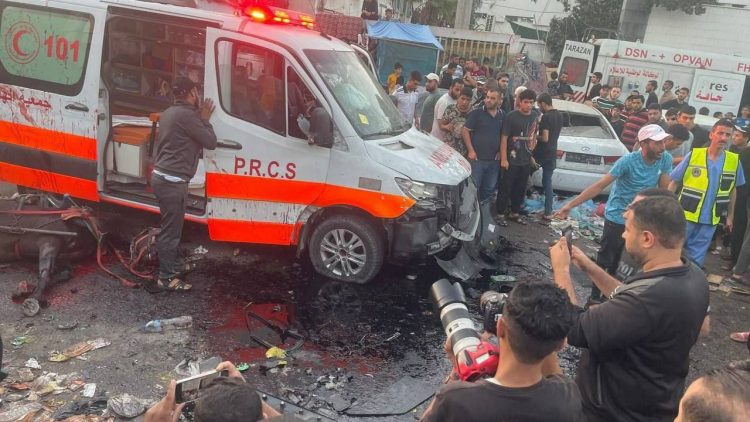 Israele bombarda anche le ambulanze