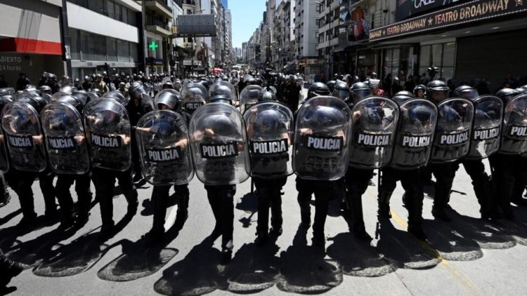 Argentina, si alzano le barricate