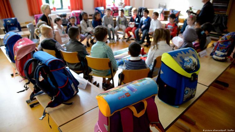 La Germania porta la guerra nelle scuole