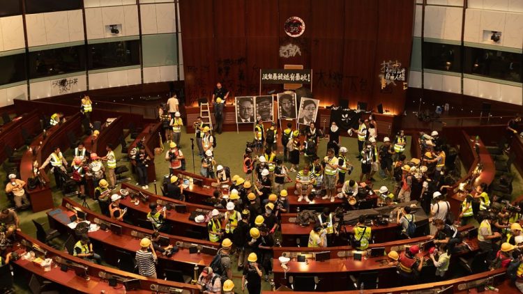 Pechino allontana le interferenze da Hong Kong