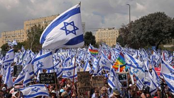 Netanyahu assediato dai manifestanti