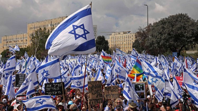 Netanyahu assediato dai manifestanti