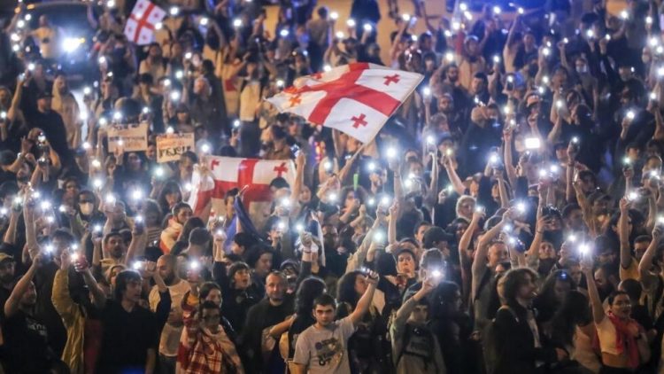 Georgia, ministri occidentali in piazza contro il Governo
